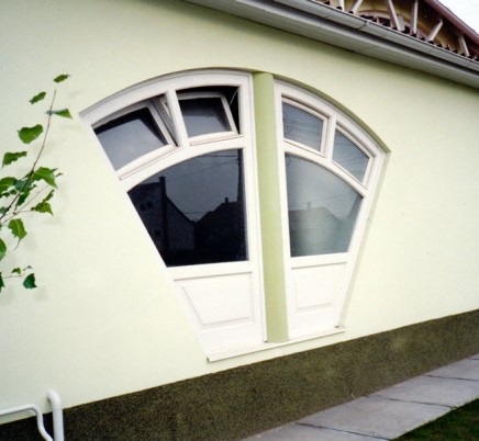 Egyedi tervezésű fa ablak