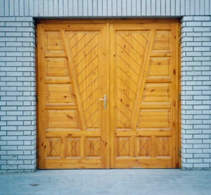 Fa garázsajtó